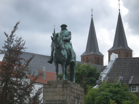 Kleve : Zwischen Schwanenburg und Marstall erhebt sich das Reiterdenkmal vom Großen Kurfürsten